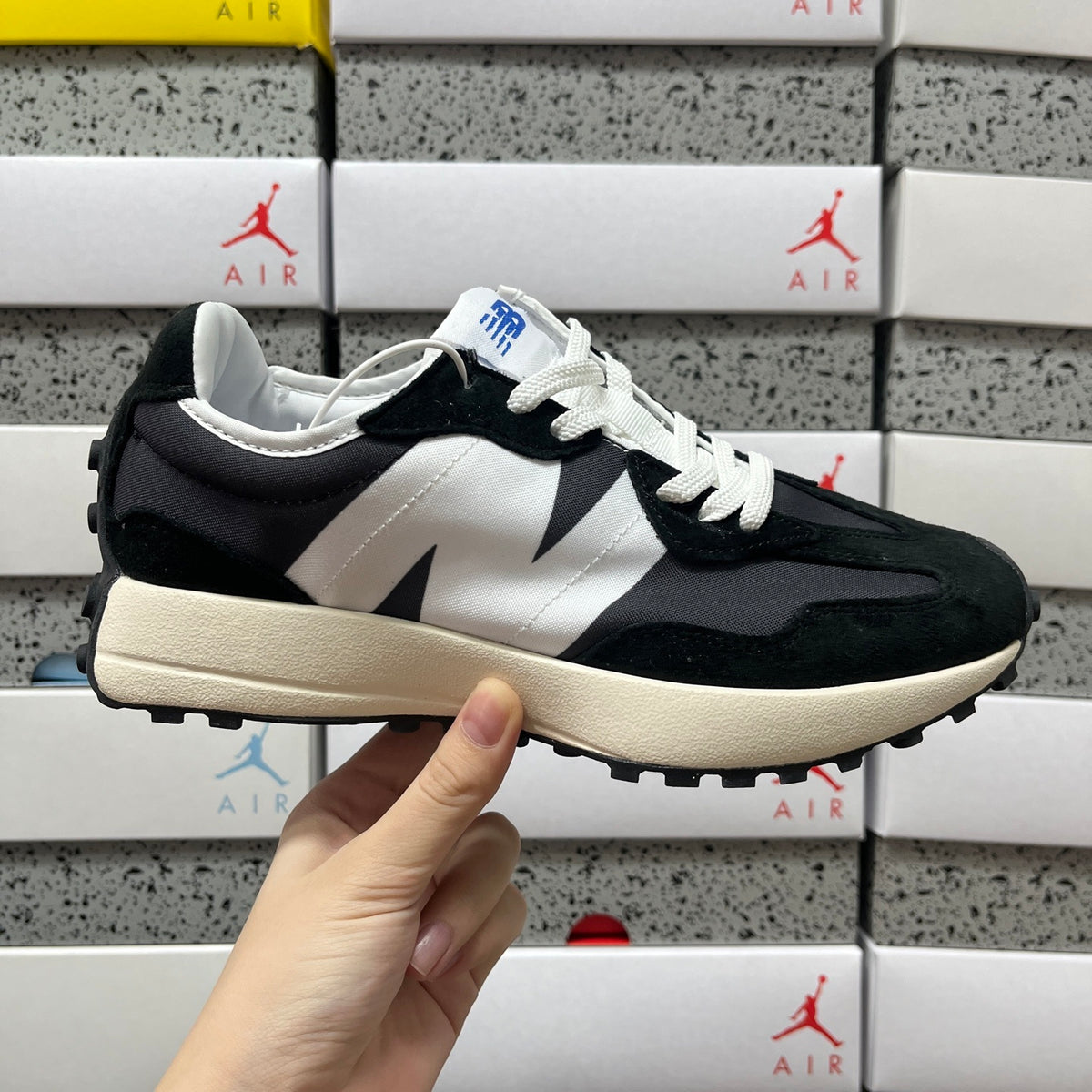 New Balance 327 'Noir Blanc Crème'