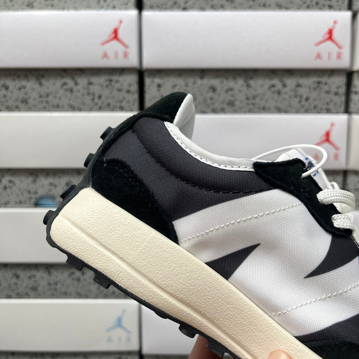 New Balance 327 'Noir Blanc Crème'