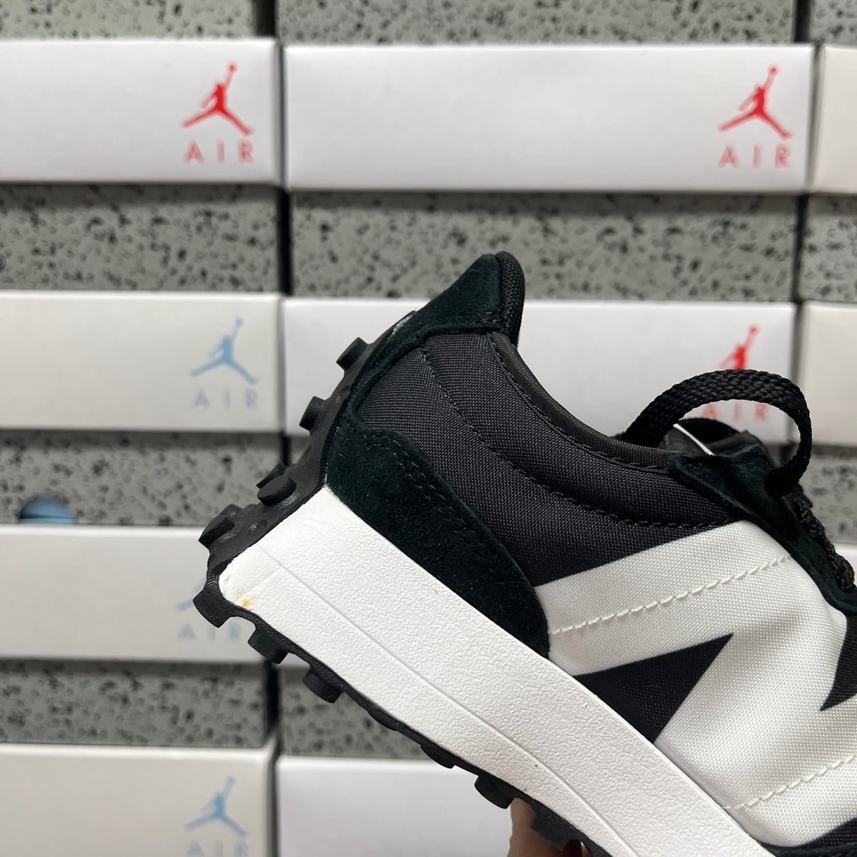 New Balance 327 'Noir Blanc'