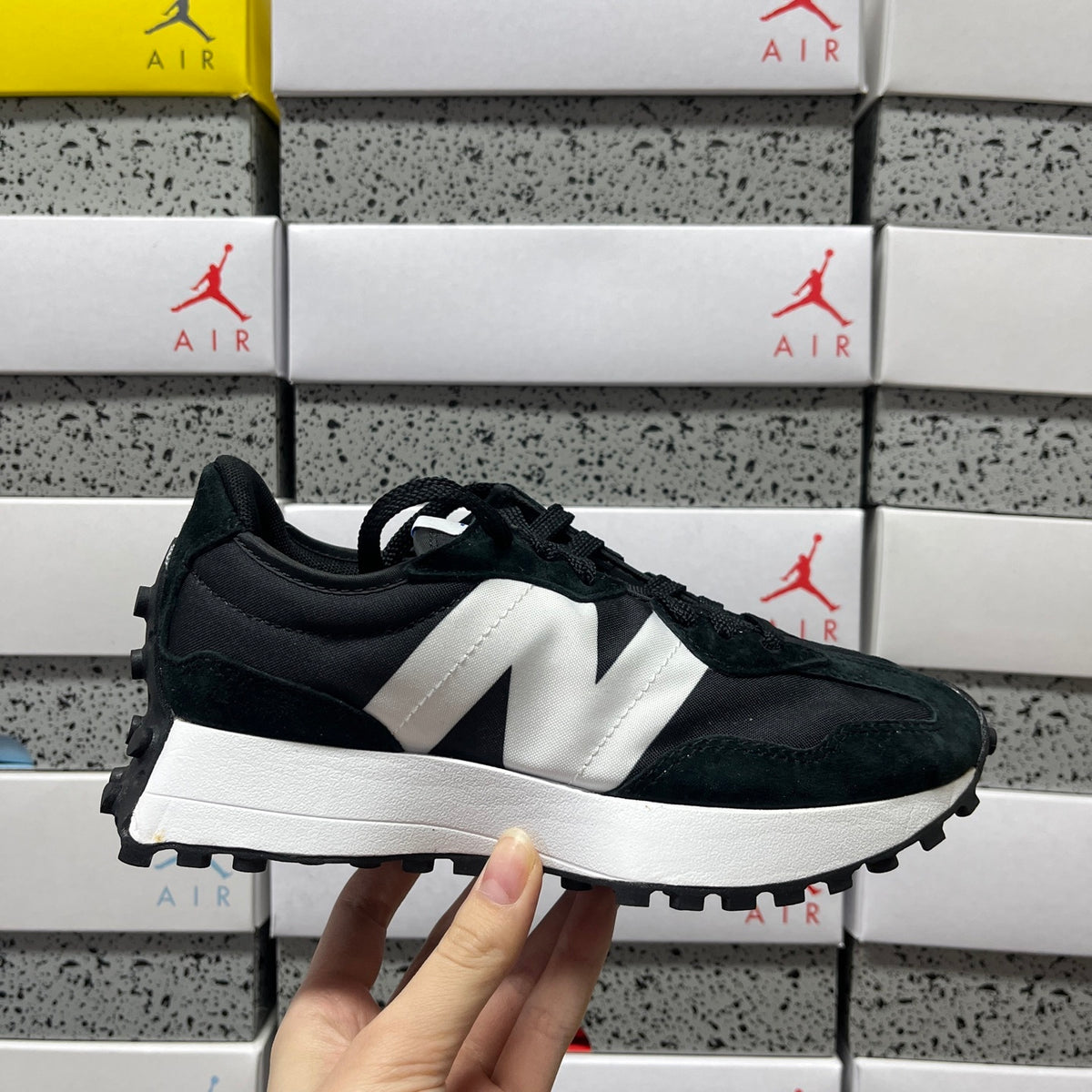 New Balance 327 'Noir Blanc'