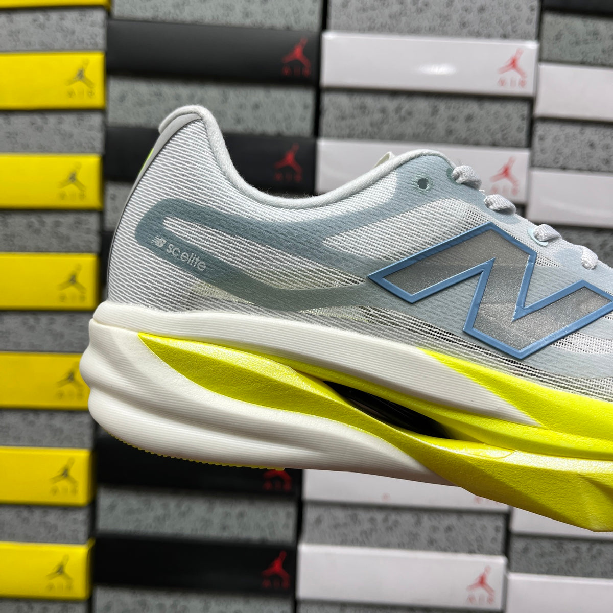 New Balance FuelCell 'Gris Jaune Fluo'
