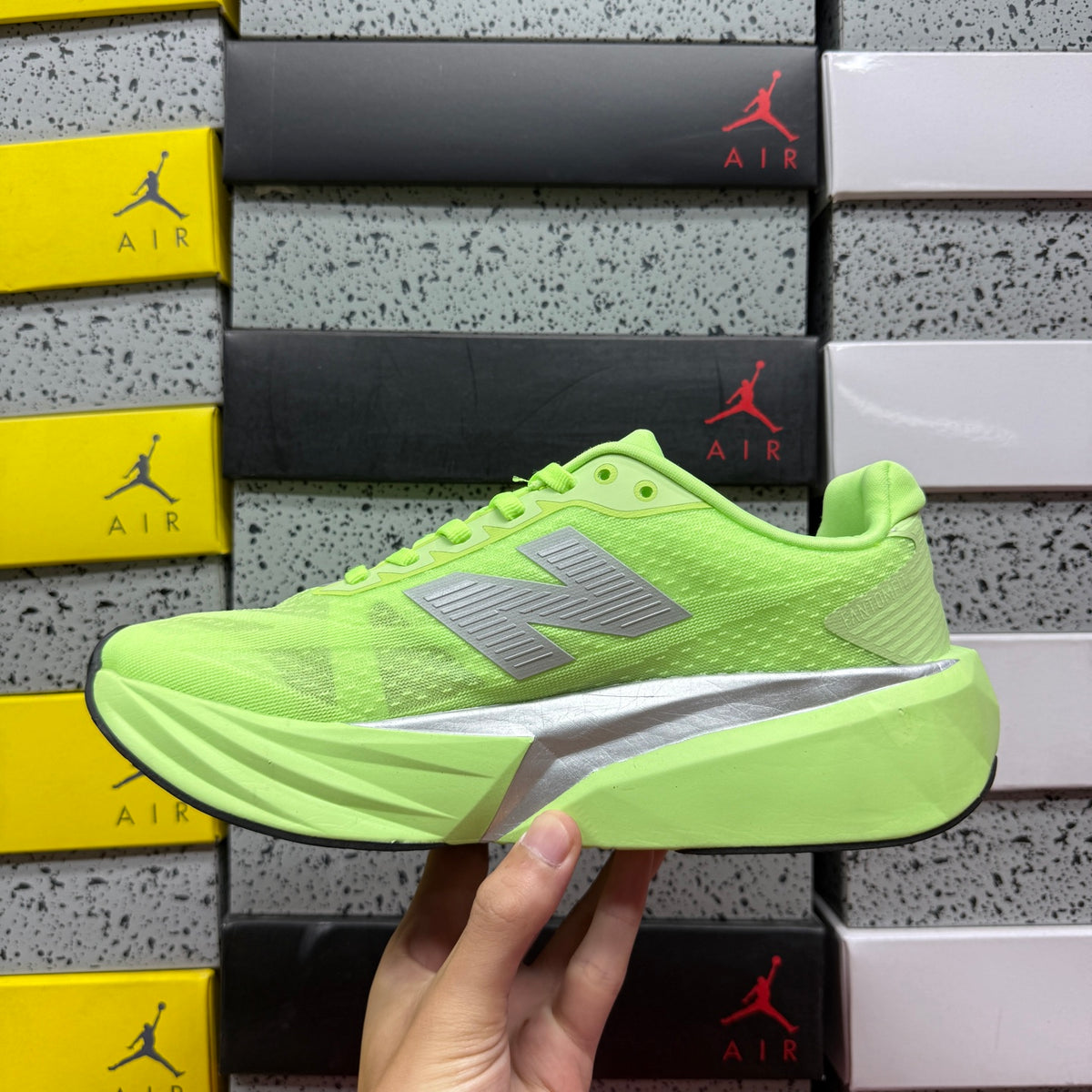 New Balance FuelCell Rebel v5 'Vert Fluo'