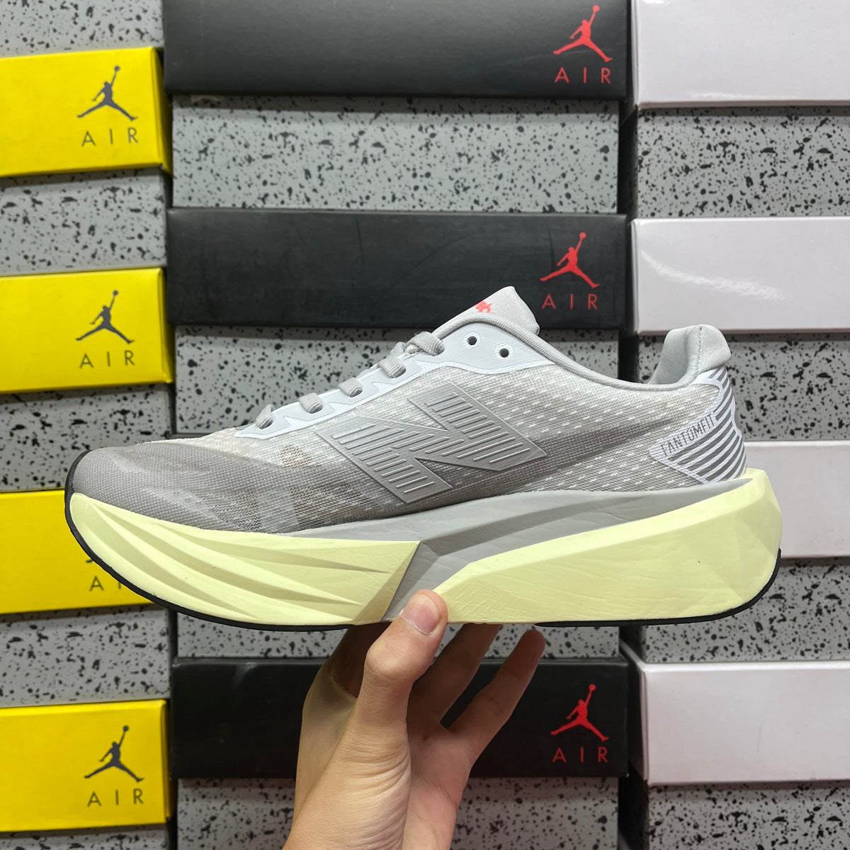 New Balance FuelCell Rebel v5 'Blanc Jaune Pâle'