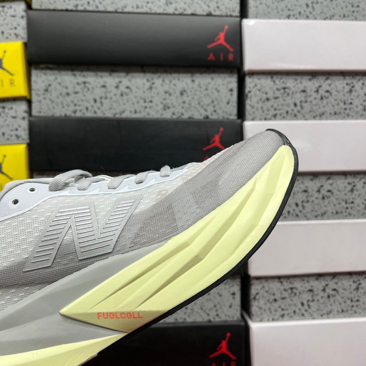 New Balance FuelCell Rebel v5 'Blanc Jaune Pâle'