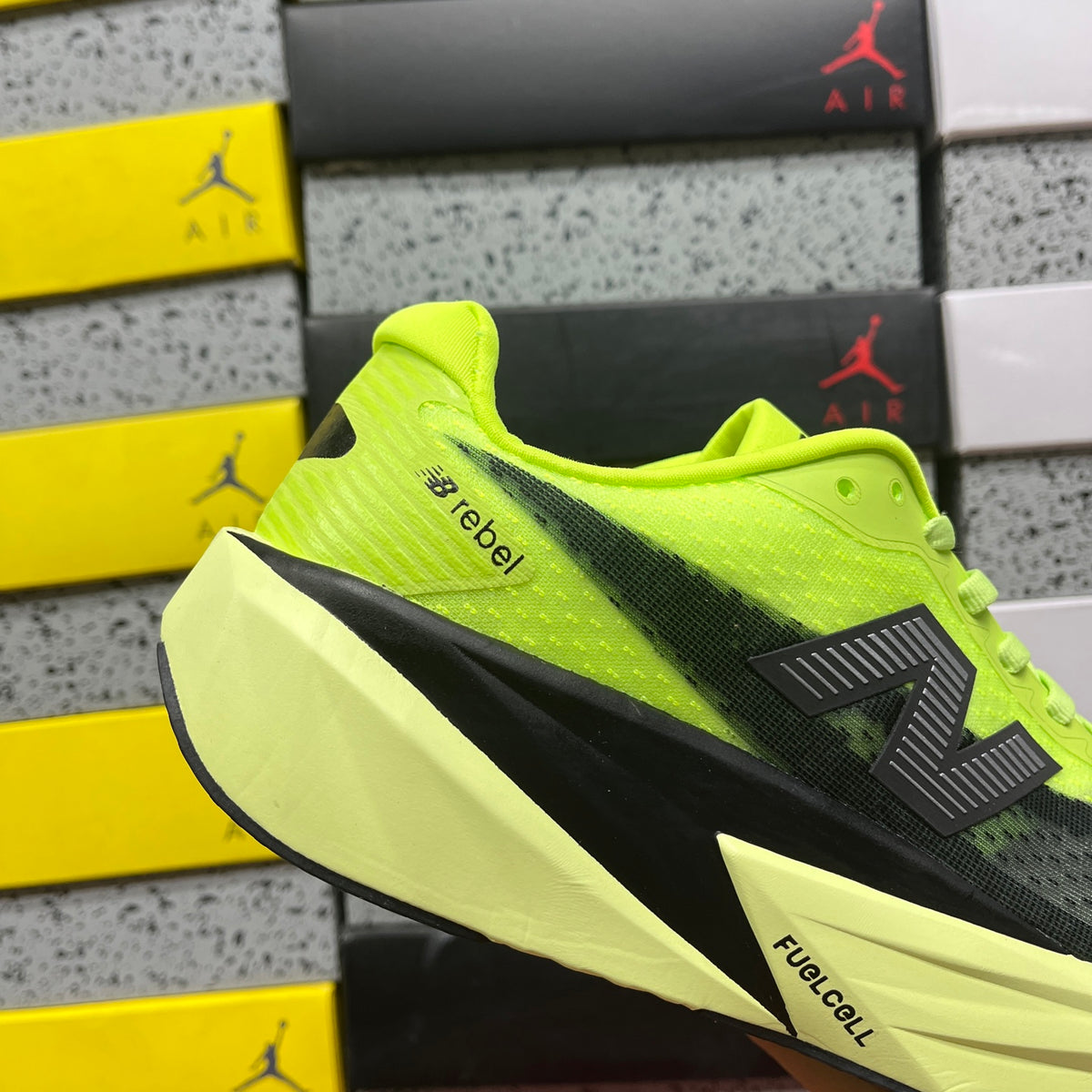New Balance FuelCell Rebel v5 'Vert Fluo Noir'