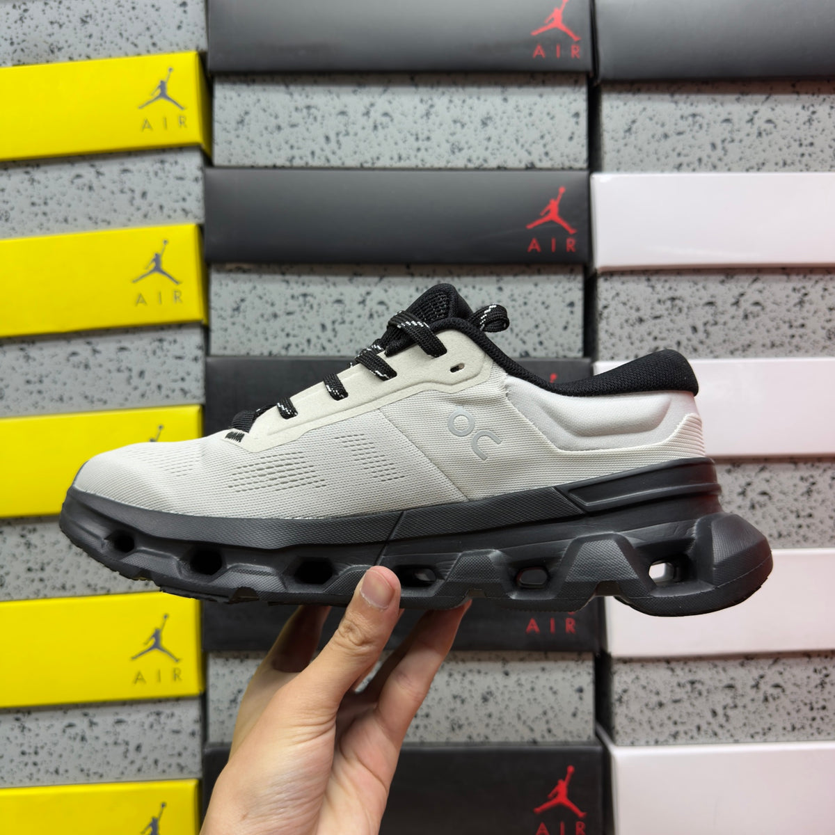 On Cloudflyer 5 'Blanc Noir' — vue 4