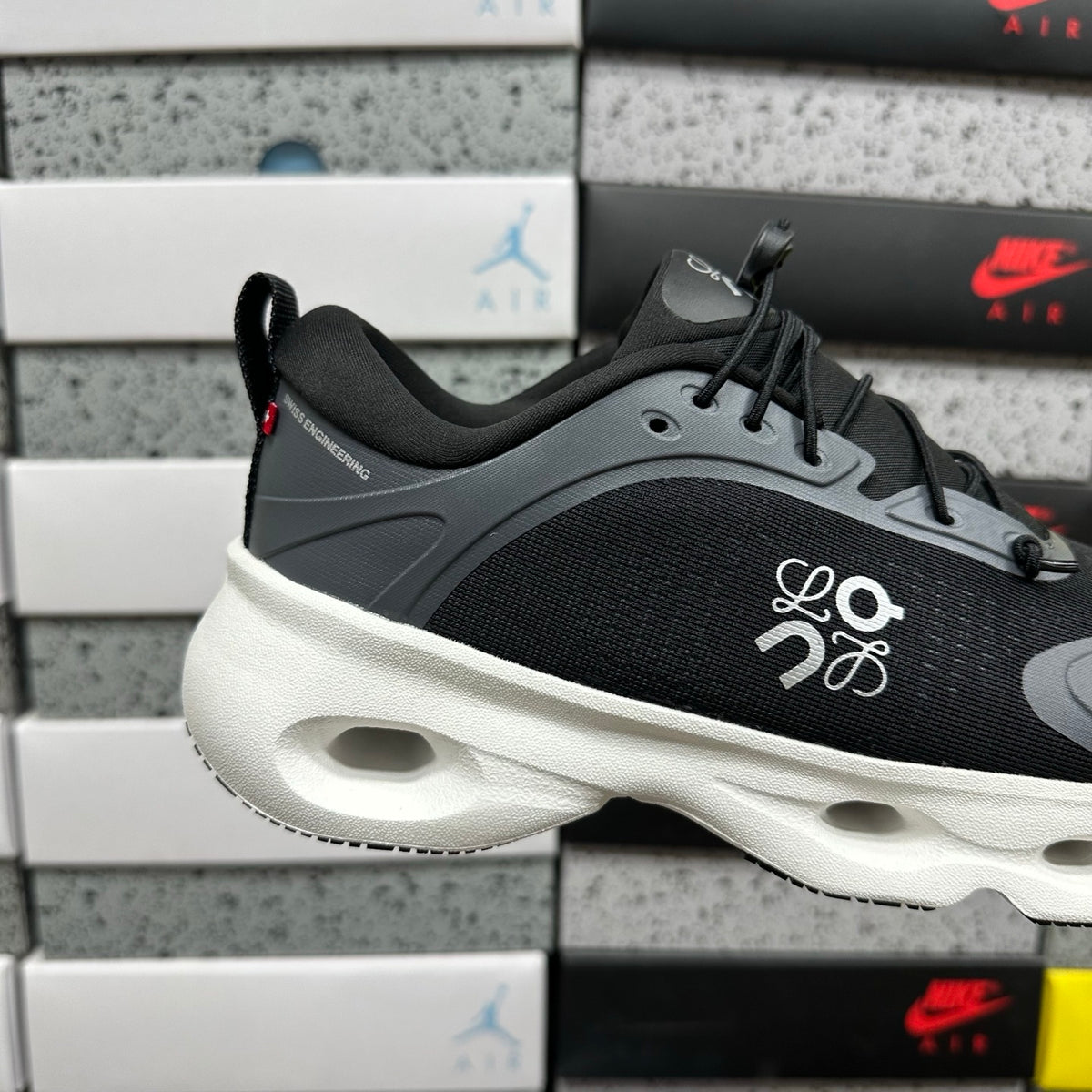 On x Loe. Cloudventure 2 'Noir Blanc' — vue 5