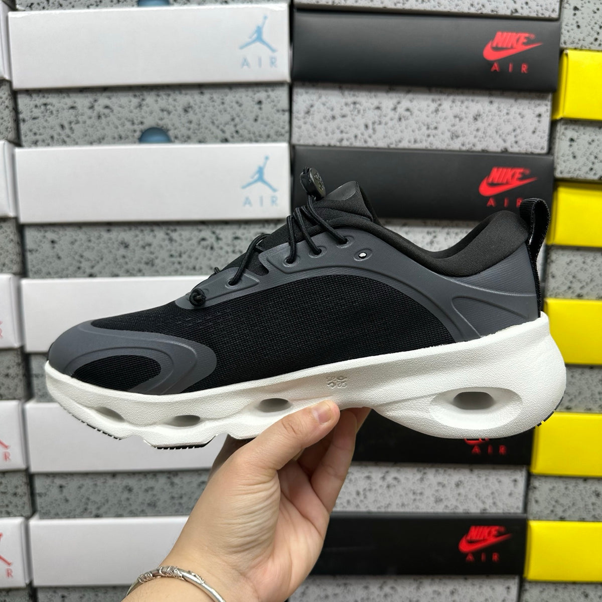On x Loe. Cloudventure 2 'Noir Blanc' — vue 8
