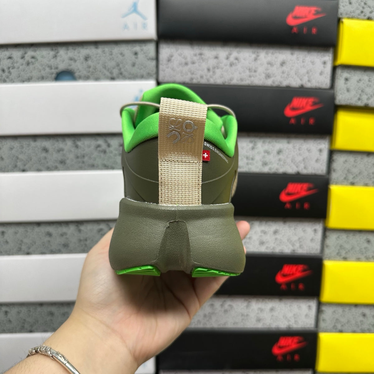 On x Loe. Cloudsolo 'Kaki Vert Fluo' — vue 3