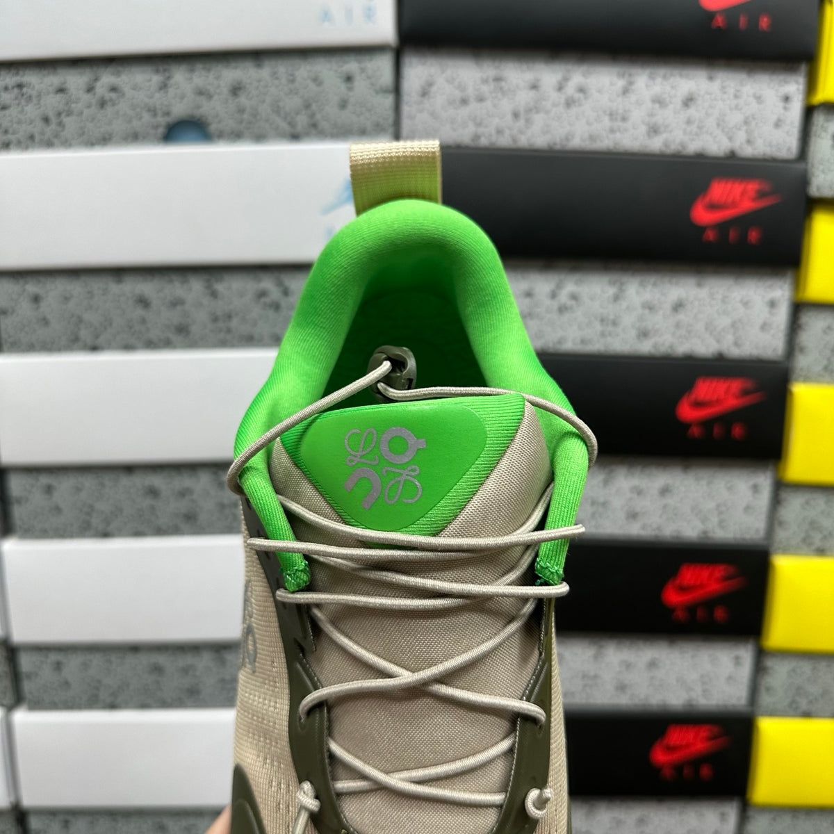 On x Loe. Cloudsolo 'Kaki Vert Fluo' — vue 4