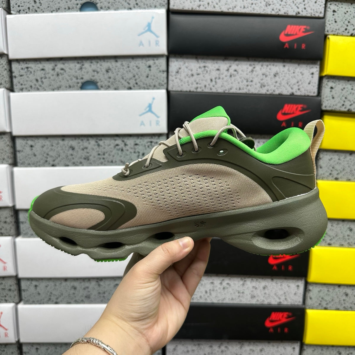 On x Loe. Cloudsolo 'Kaki Vert Fluo' — vue 8