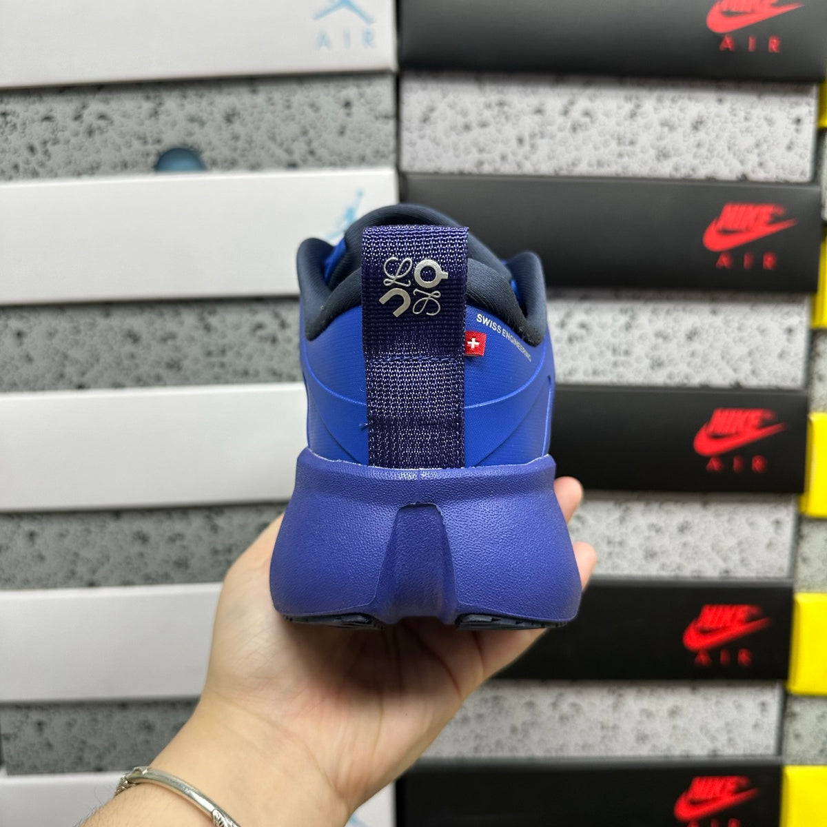On x Loe. Cloudsolo 'Bleu Royal' — vue 3