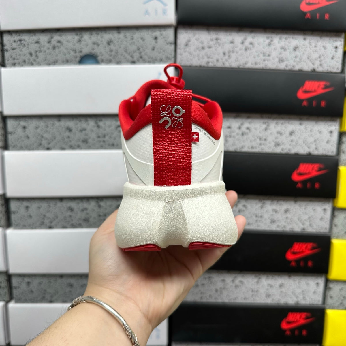 On x Loe. Cloudsolo 'Rouge Blanc' — vue 3