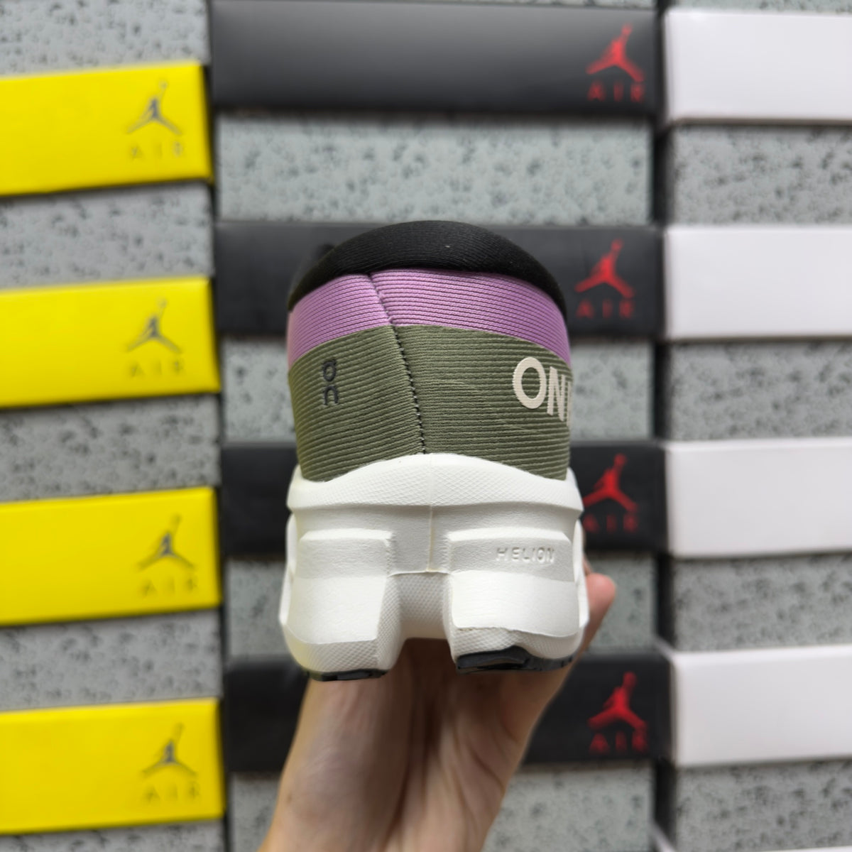 On Cloudmonster 3 'Violet Noir' — vue 3