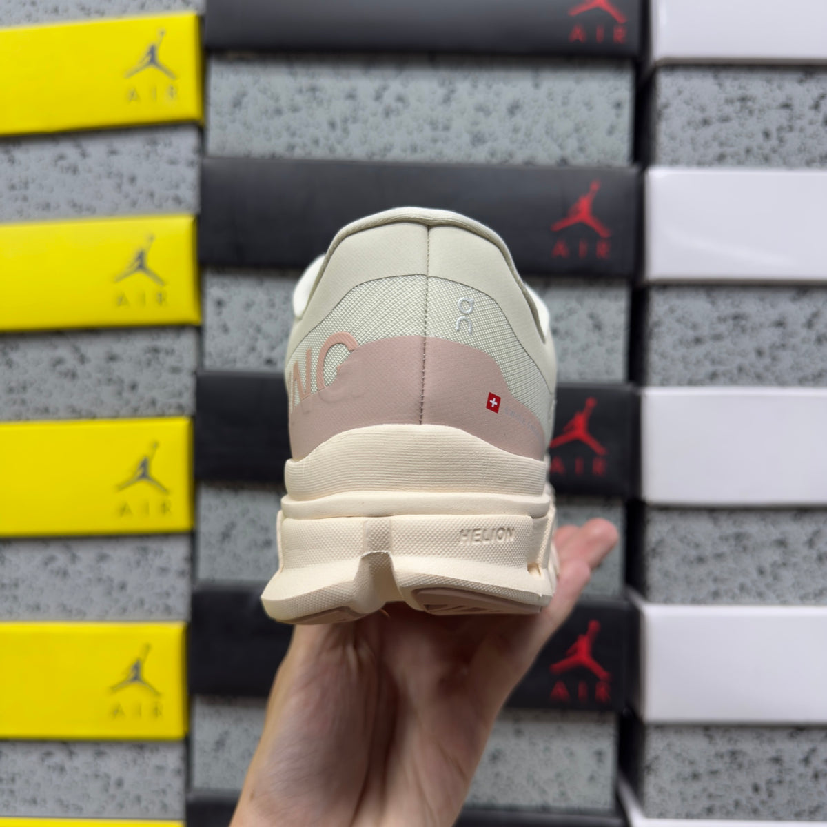 On Cloudflow 5 'Blanc Beige' — vue 3