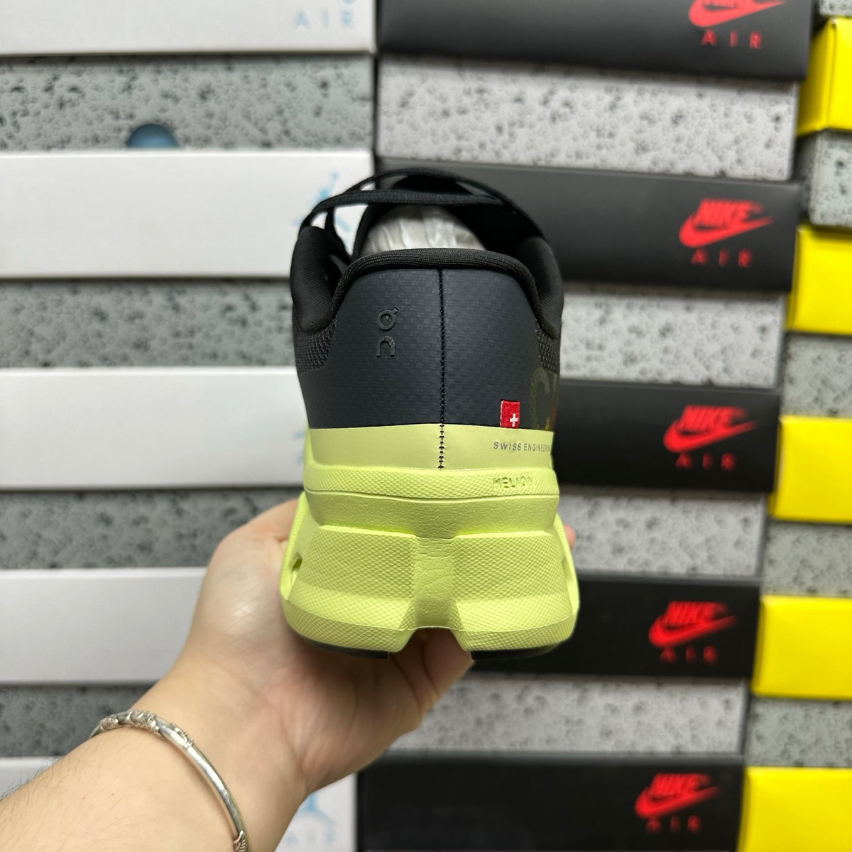 On Cloudmonster 3 'Noir Jaune Fluo' — vue 3