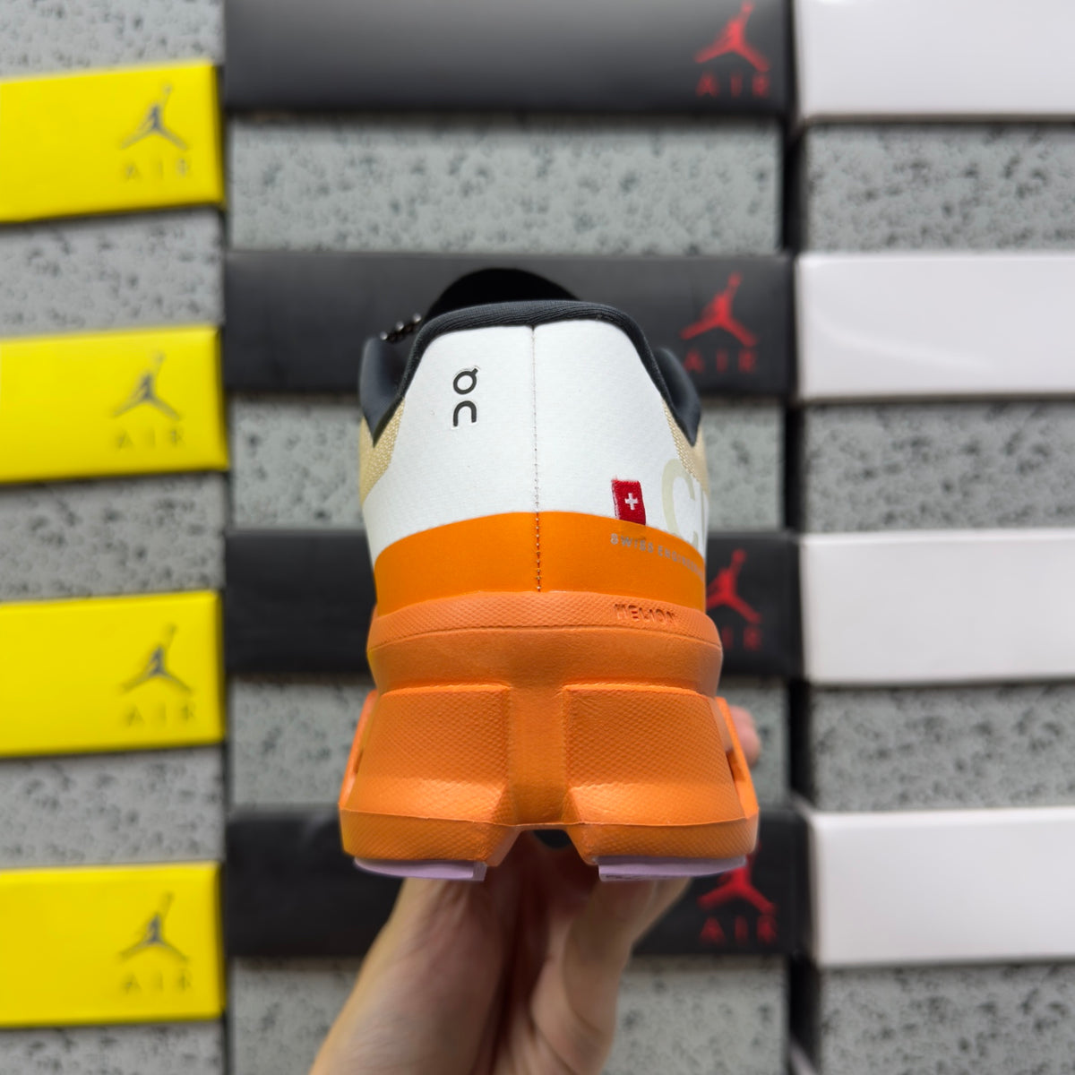 On Cloudmonster 3 'Crème Orange' — vue 3