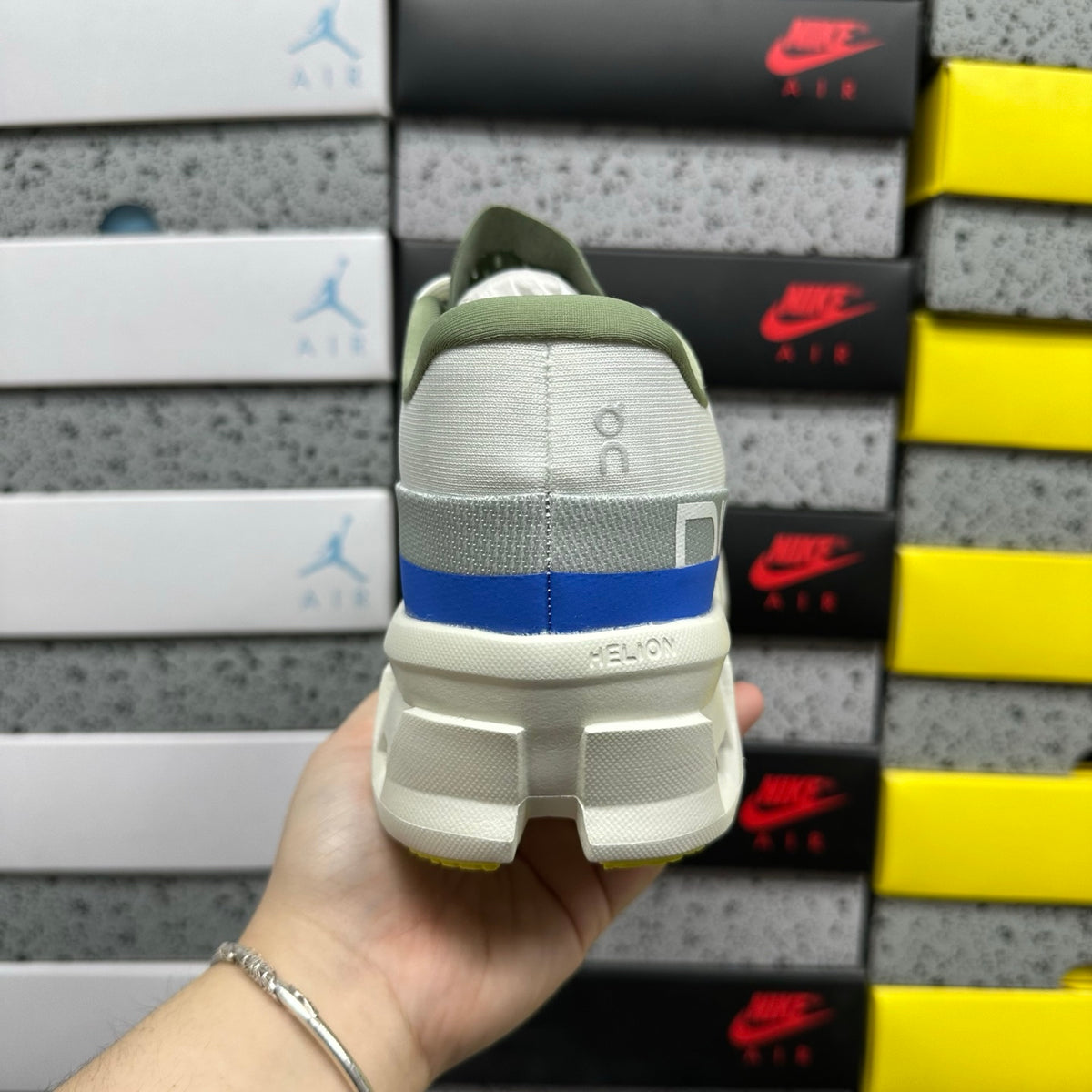 On Cloudmonster 2 'Blanc Bleu Royal' — vue 3