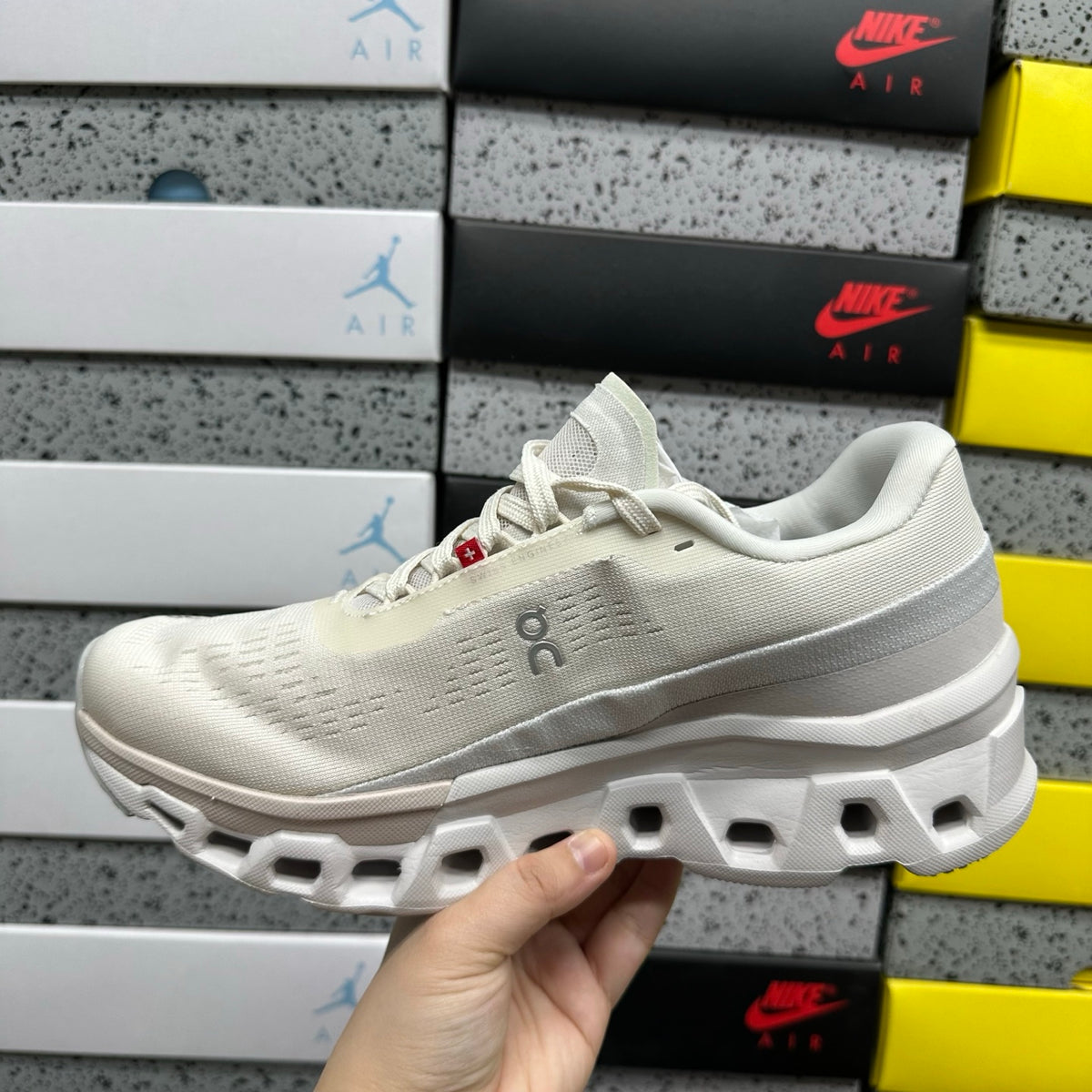 On Cloudmonster 2 'Blanc Crème' — vue 8