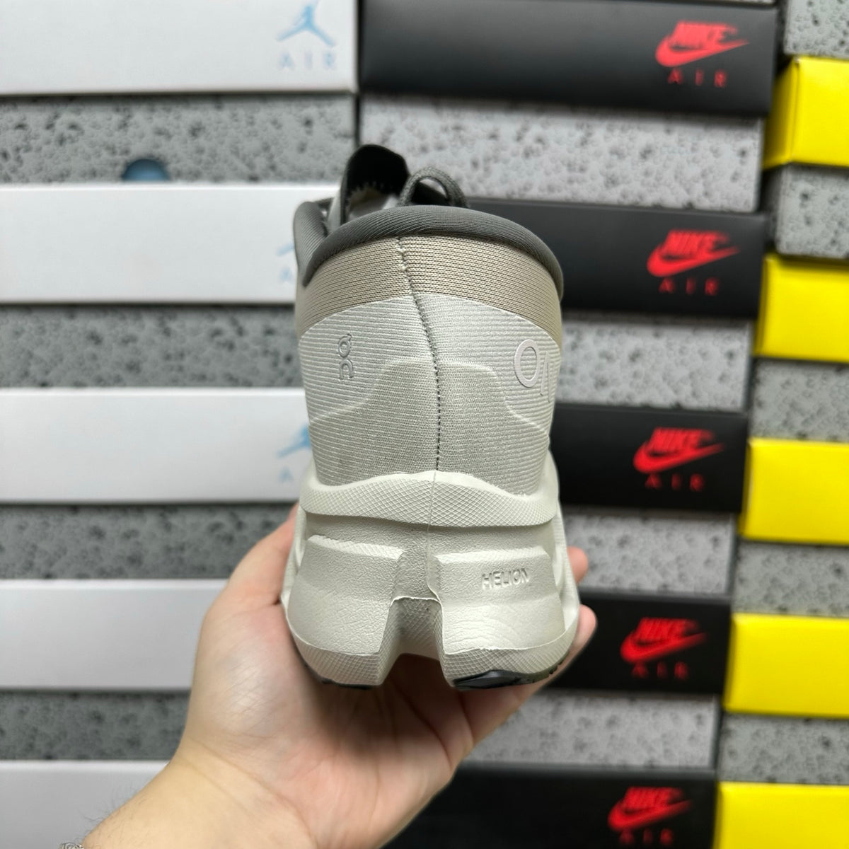 On Cloudmonster 3 'Taupe Gris Clair' — vue 3