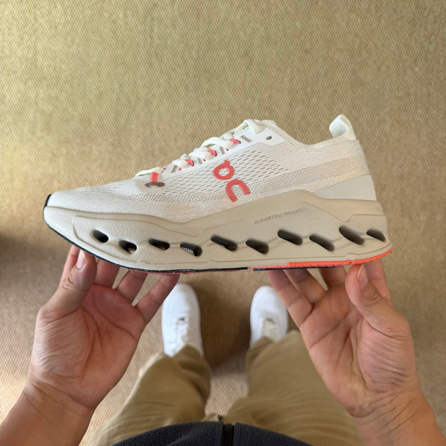 On Cloudsurfer Max 'Blanc Rouge' — vue 9
