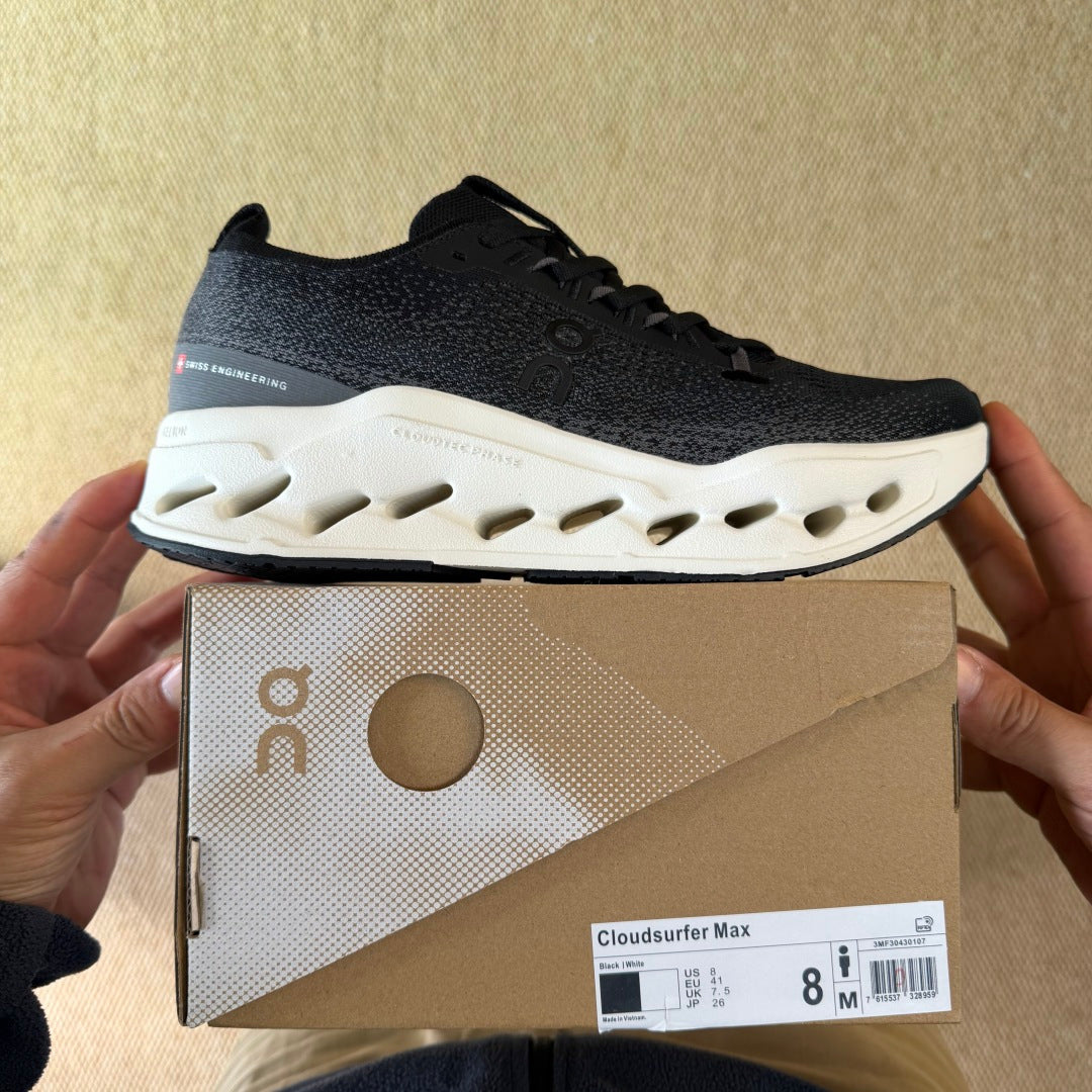 On Cloudsurfer Max 'Noir Blanc' — vue 3