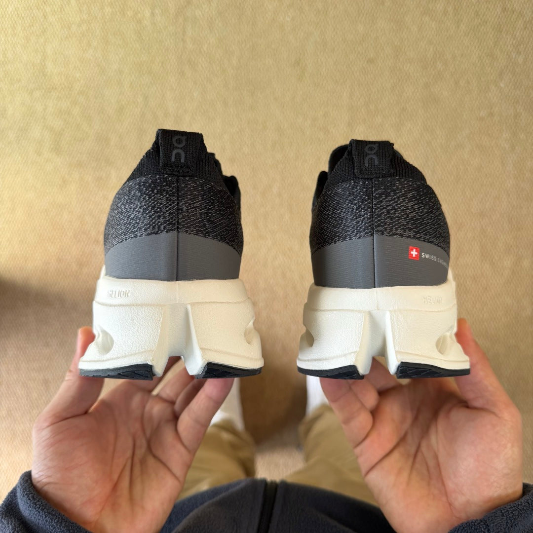 On Cloudsurfer Max 'Noir Blanc' — vue 7