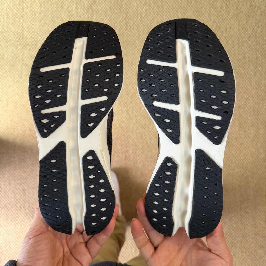 On Cloudsurfer Max 'Noir Blanc' — vue 8