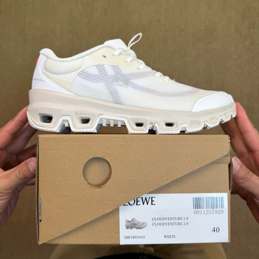 On Cloudventure 2 'Blanc Total' — vue 3