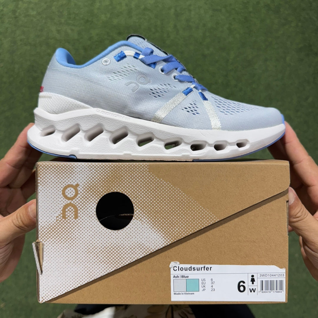 On Cloudsurfer 'Blanc Bleu Ciel' — vue 3