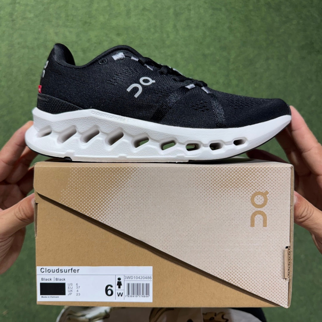 On Cloudsurfer 'Noir Blanc' — vue 3