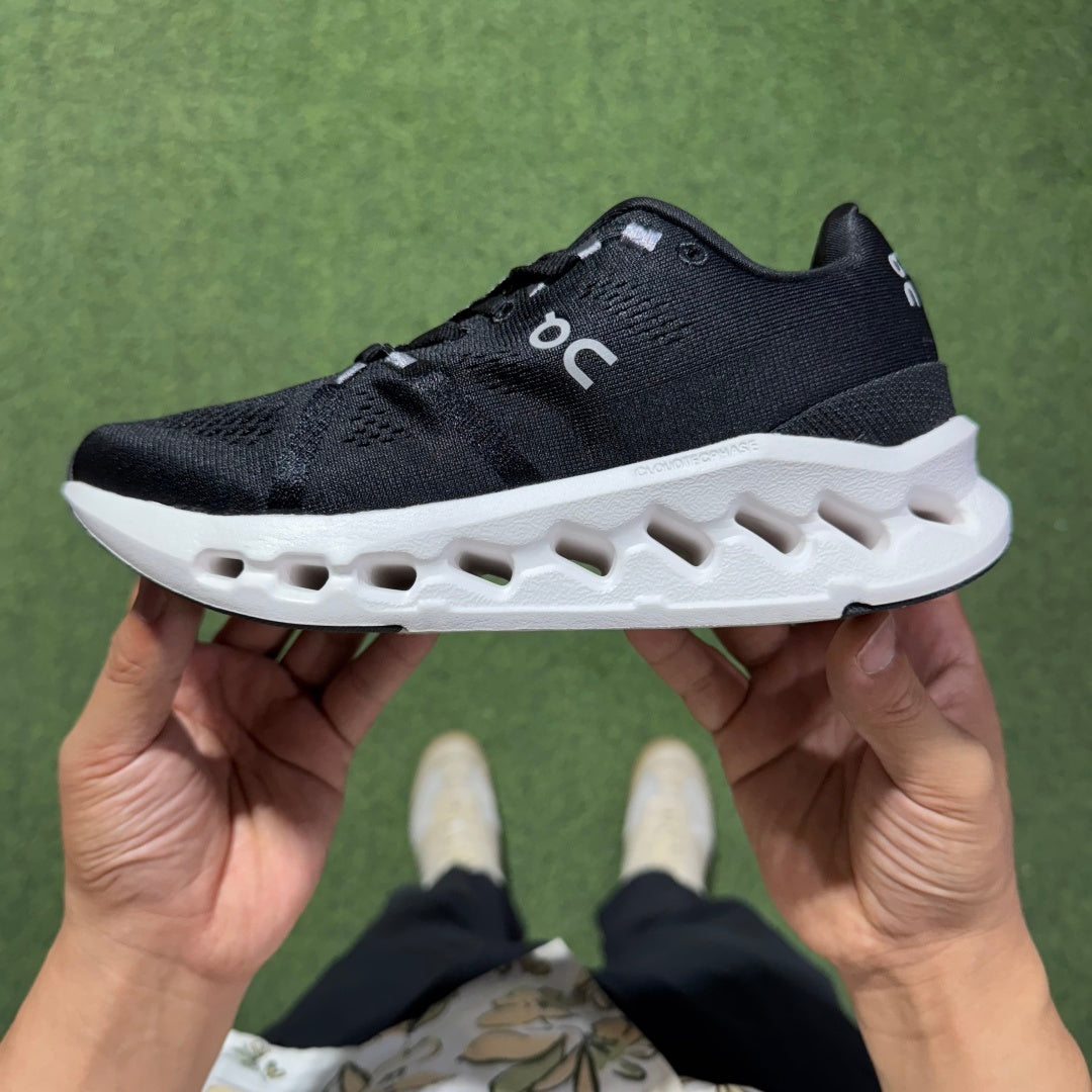 On Cloudsurfer 'Noir Blanc' — vue 9