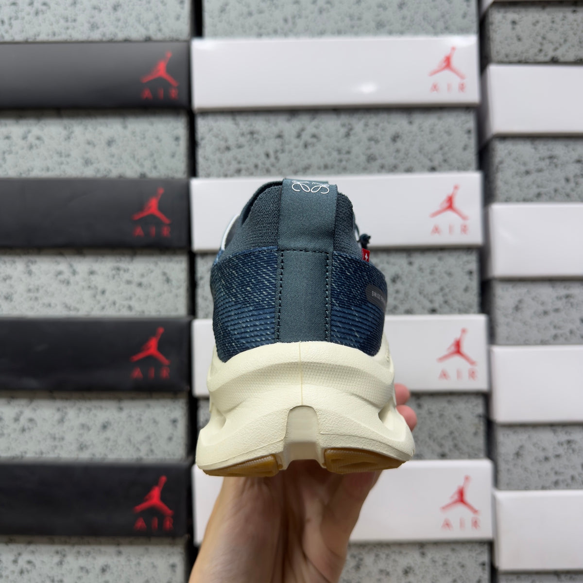 On x Loe. Cloudtilt 'Bleu Jean' — vue 3