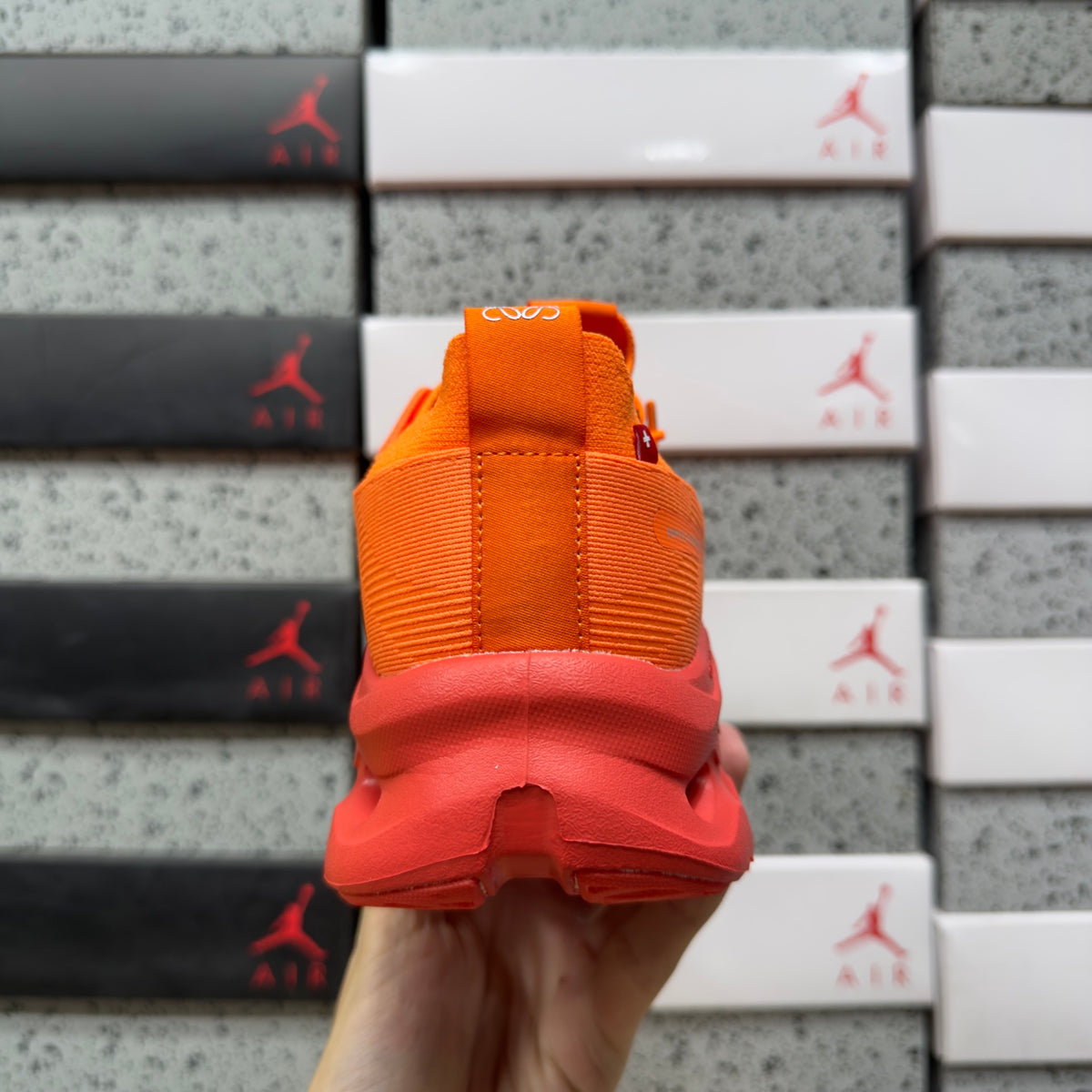 On x Loe. Cloudtilt 'Orange' — vue 3