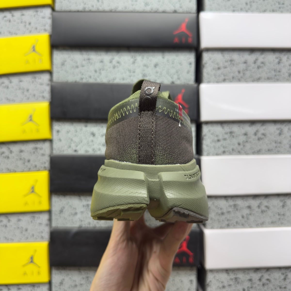 On Cloudsoma 'Olive Kaki' — vue 3