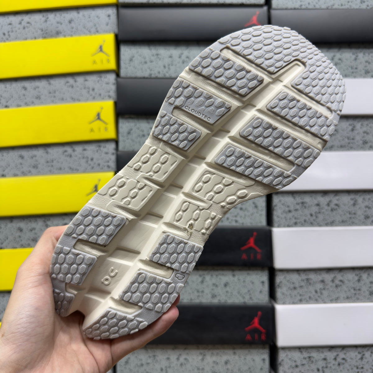 On Cloudrunner 3 'Blanc Cassé' — vue 2