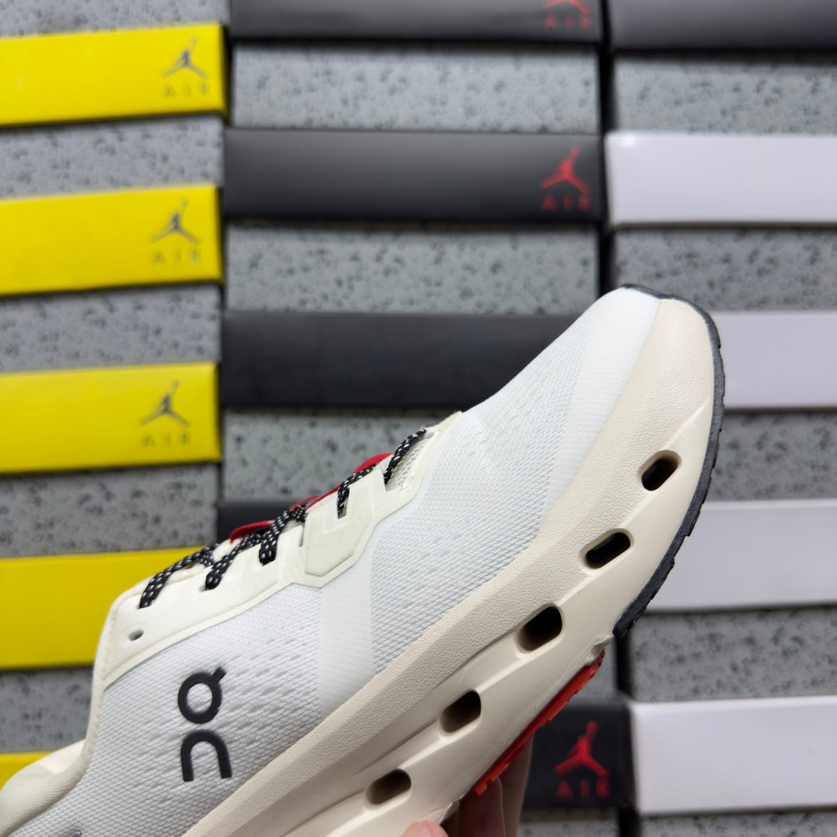 On Cloudrunner 3 'Blanc Rouge' — vue 3