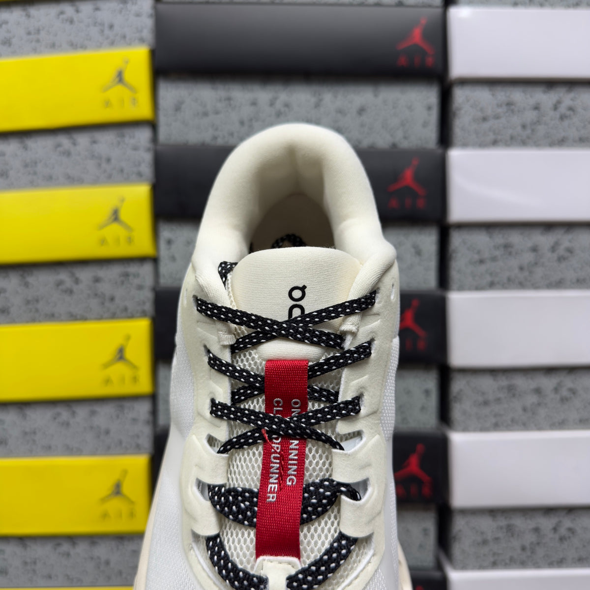 On Cloudrunner 3 'Blanc Rouge' — vue 7