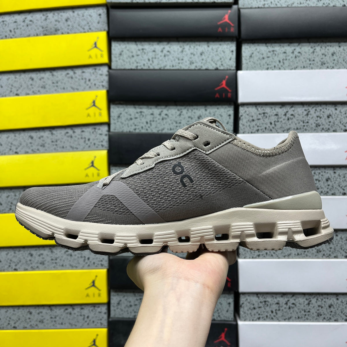 On Cloud X 4 AD 'Gris Clair' — vue 3