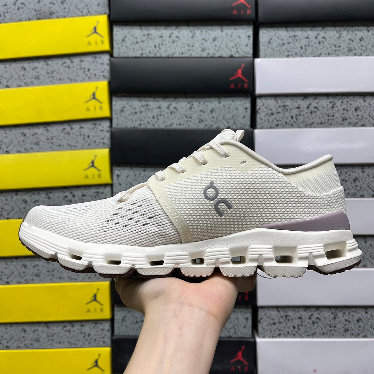 On Cloud X 4 'Blanc Crème' — vue 3