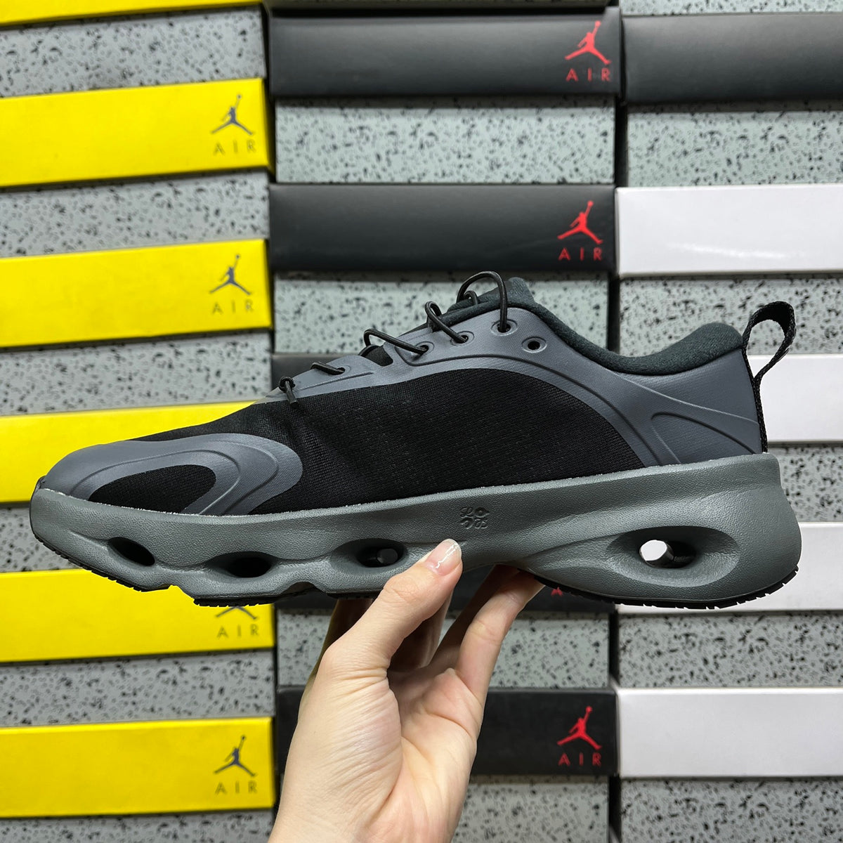 On x Loe. Cloudsolo 'Noir Gris' — vue 2