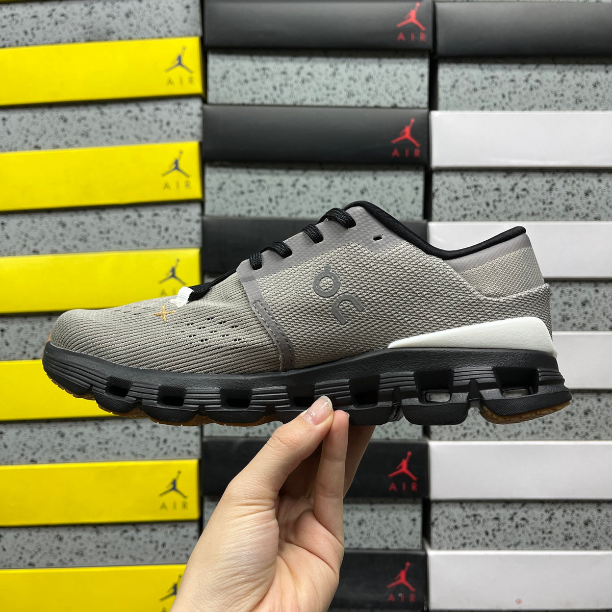 On Cloud X 4 'Gris Noir' — vue 2
