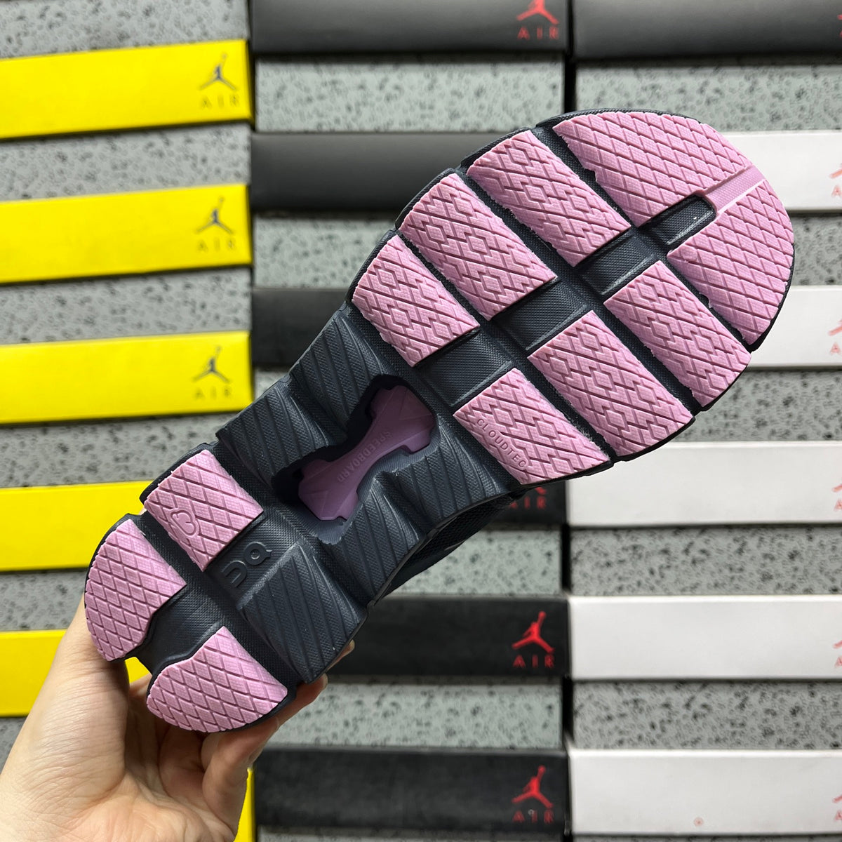 On Cloud X 4 'Noir Lilas' — vue 3