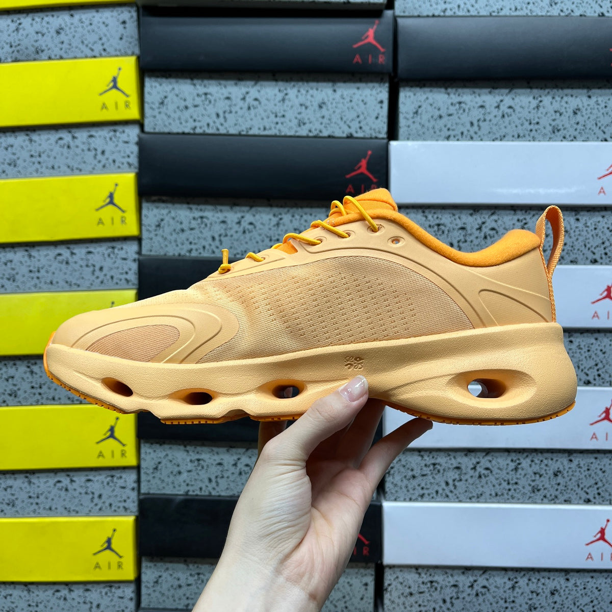 On x Loe. Cloudsolo 'Orange Abricot' — vue 2