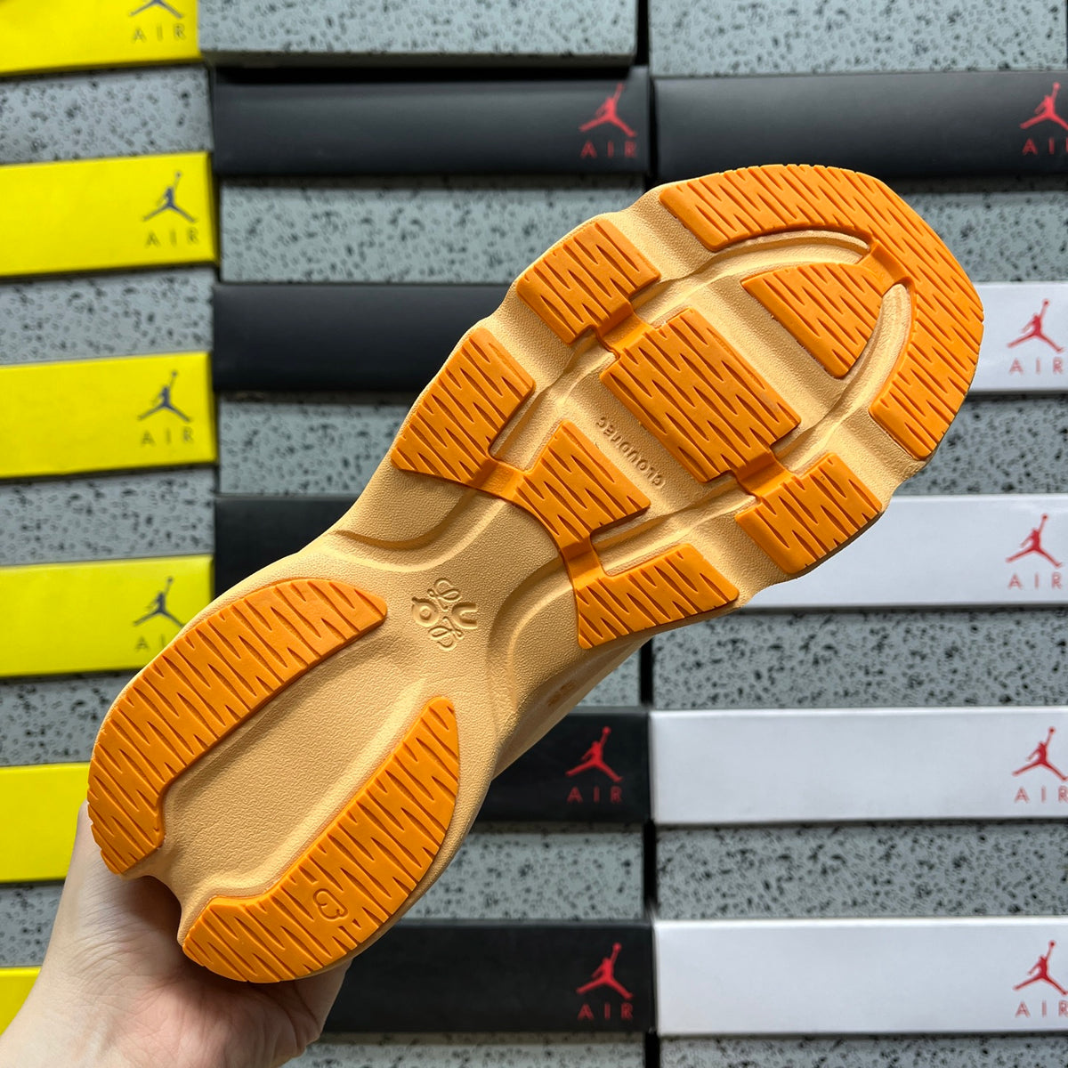 On x Loe. Cloudsolo 'Orange Abricot' — vue 3