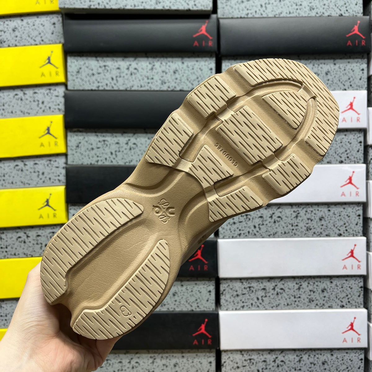 On x Loe. Cloudsolo 'Beige Sable' — vue 3