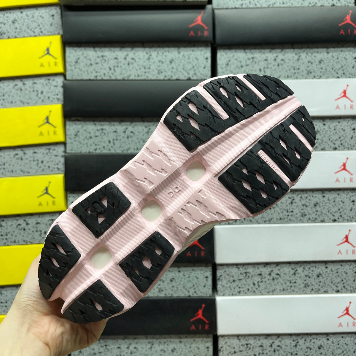 On Cloudmonster 3 Hyper 'Blanc Rose' — vue 3