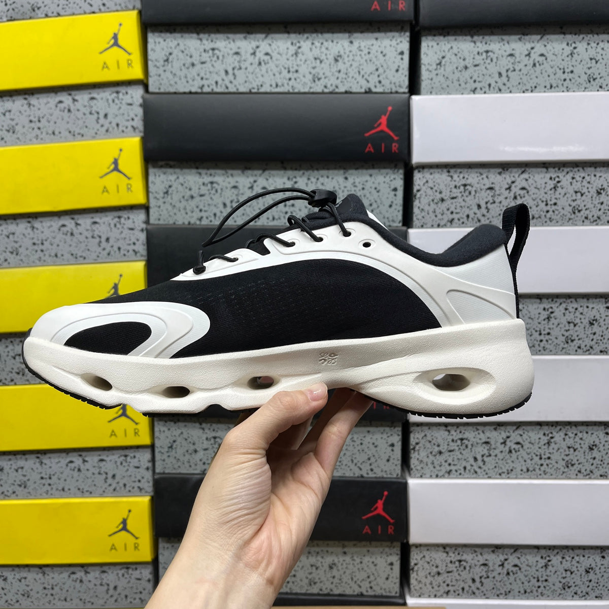 On x Loe. Cloudsolo 'Blanc Noir' — vue 2