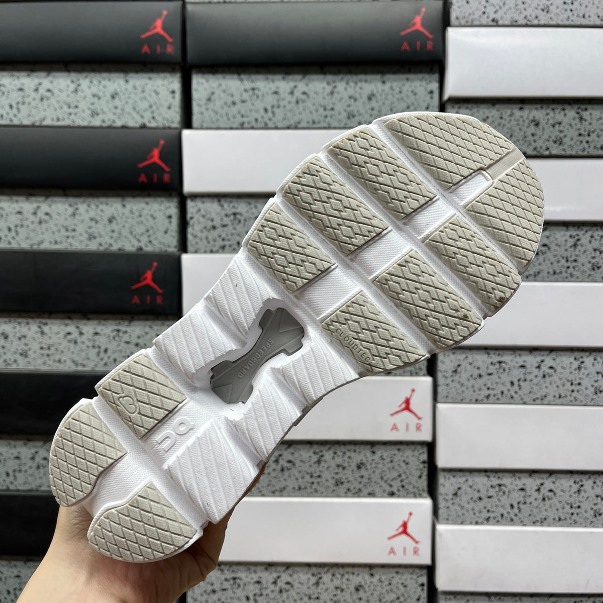 On Cloud X 4 'Blanc Gris Clair' — vue 3
