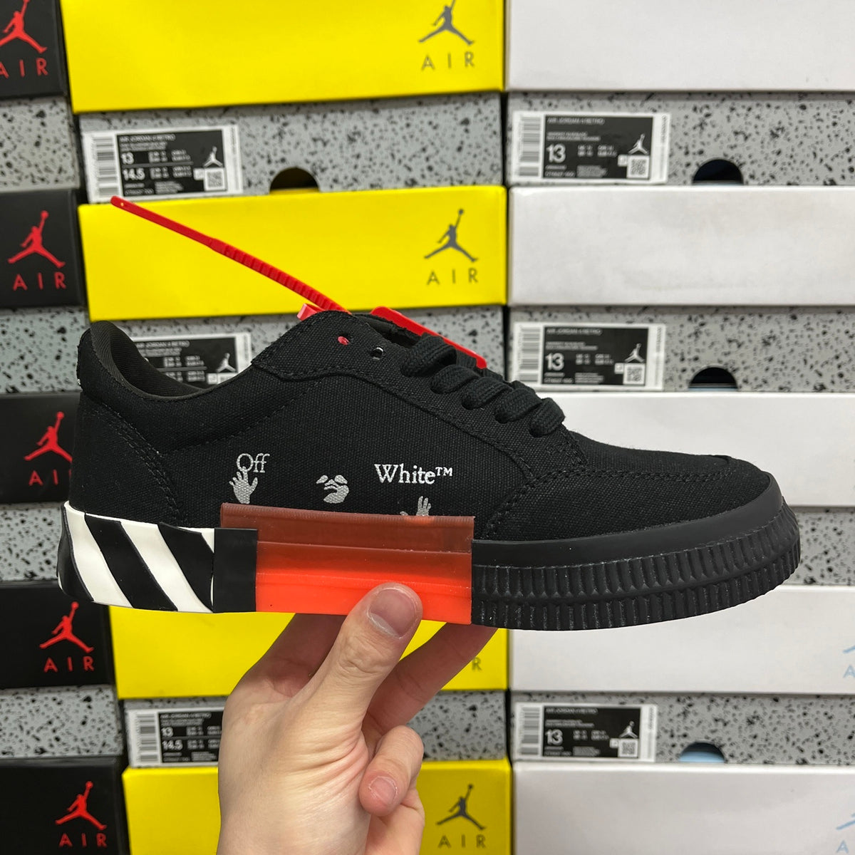 Off-White Vulc Low 'Noir Rose Fuchsia'